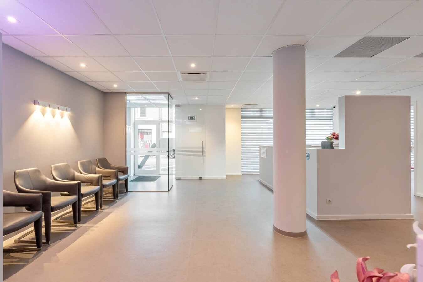 Ruim, zeer energiezuinig kantoor in het centrum van Neeroeteren met diverse mogelijkheden! 