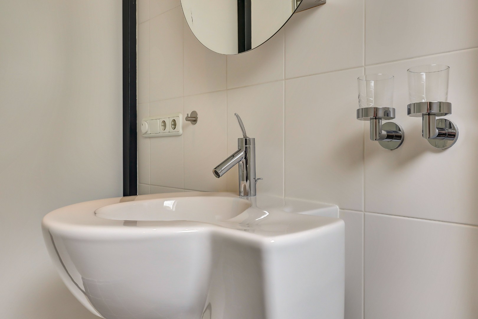 Instap klaar en moderne 4-kamer hoekwoning met 3 ruime slaapkamers, fraaie keuken en badkamer, onderhoudsvriendelijke tuin en gelegen op eigen grond. 