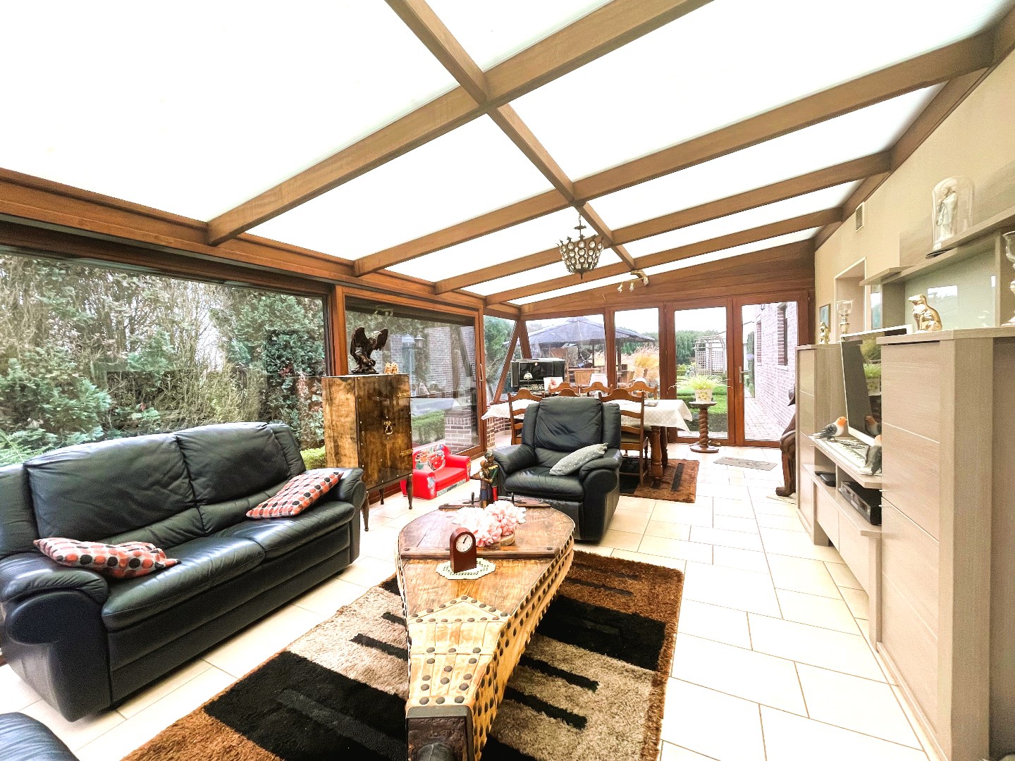 Woning met ruim magazijn op 2266 m² 