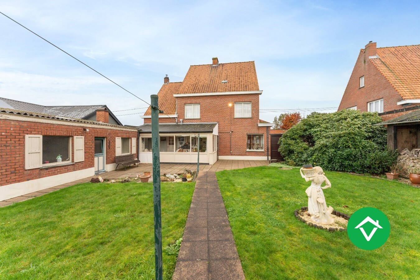 Ruime gezinswoning met vier slaapkamers en werkruimte te Kortemark 