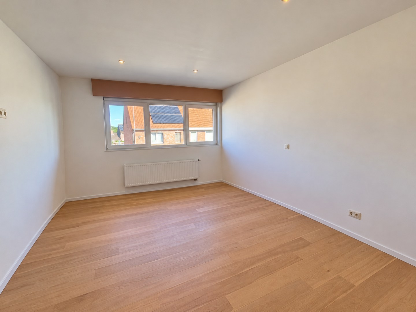 centraal gelegen woning met 3 slaapkamers en achterliggend tuin met terras 