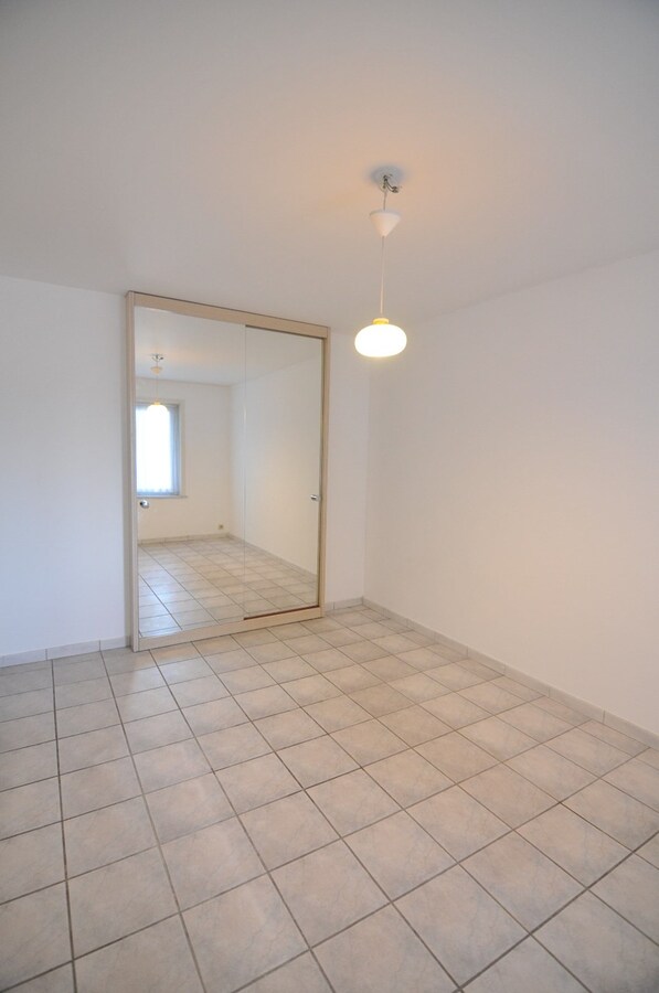 Instapklaar en lichtrijk appartement met 2 slaapkamers en garage 