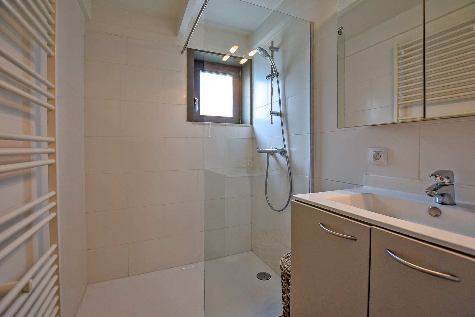 Prachtig onderhouden vakantiewoning (type vissershuis) met 3 slaapkamers en privé-parkeerplaats te Oostduinkerke. 