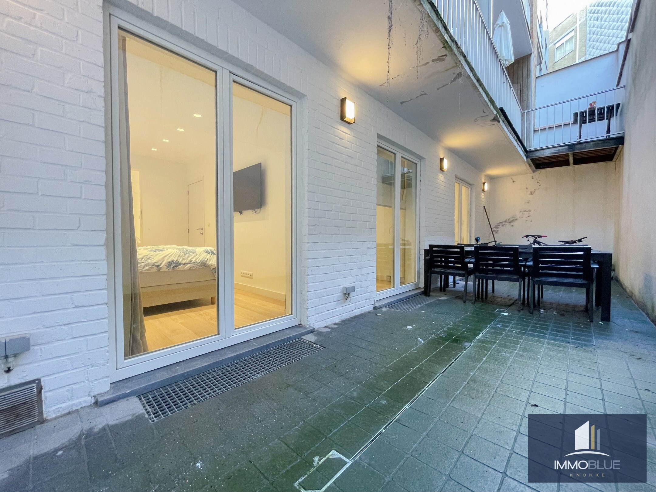 Appartement totalement rénové et luxueusement fini, avec trois chambres et une vue latérale sur la mer, situé au Zoute. 