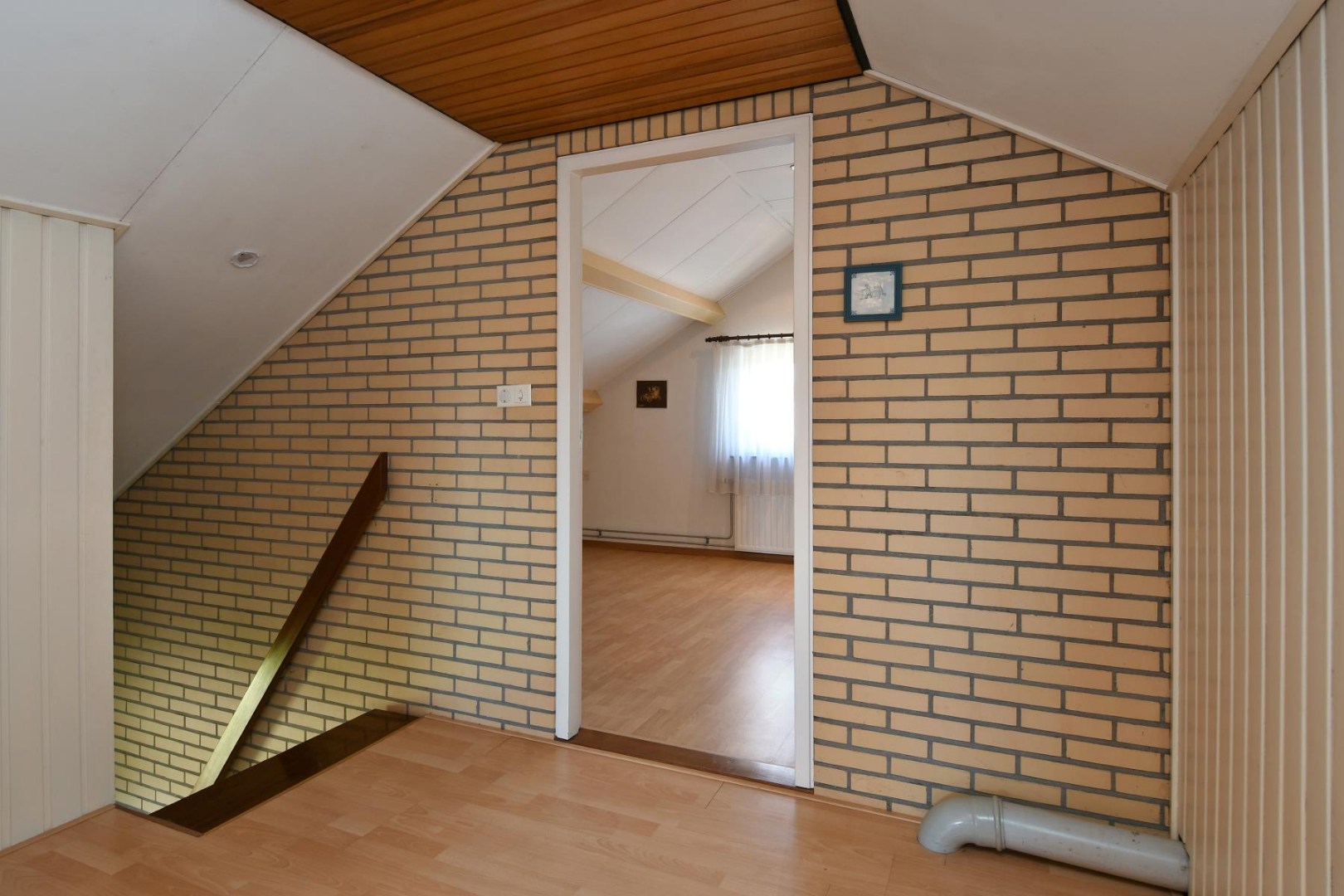 Verrassend ruime levensloopbestendige woning met vier slaapkamers, terras en souterrain met ruime hobbyruimte en inpandige garage. 