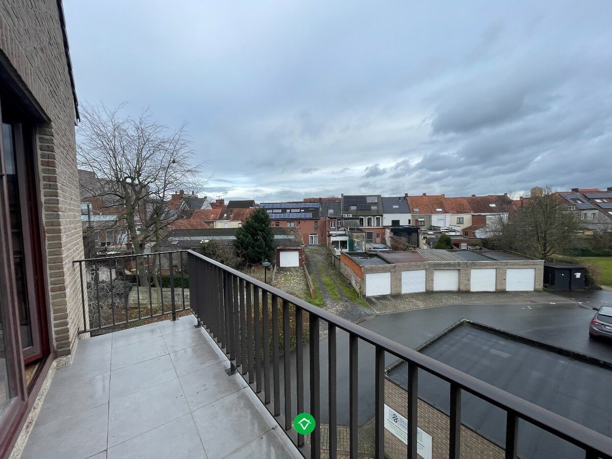 Groot appartement met 2 slaapkamers en garage in centrum Roeselare 