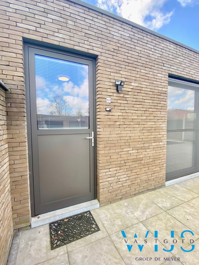 Tijdloos GELIJKVLOERS appartement met 2 slaapkamers te Oosteeklo ! 