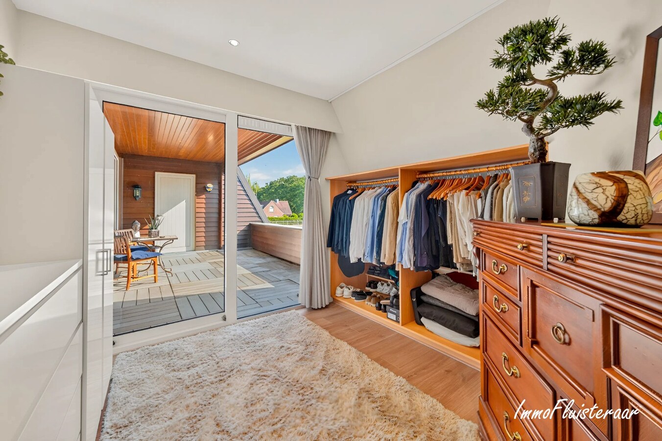 Exclusief eigendom met twee volwaardige, zelfstandige villa-woningen, een conciërgeverblijf en luxueuze paardenfaciliteiten op ruim 2 ha te Brasschaat 
