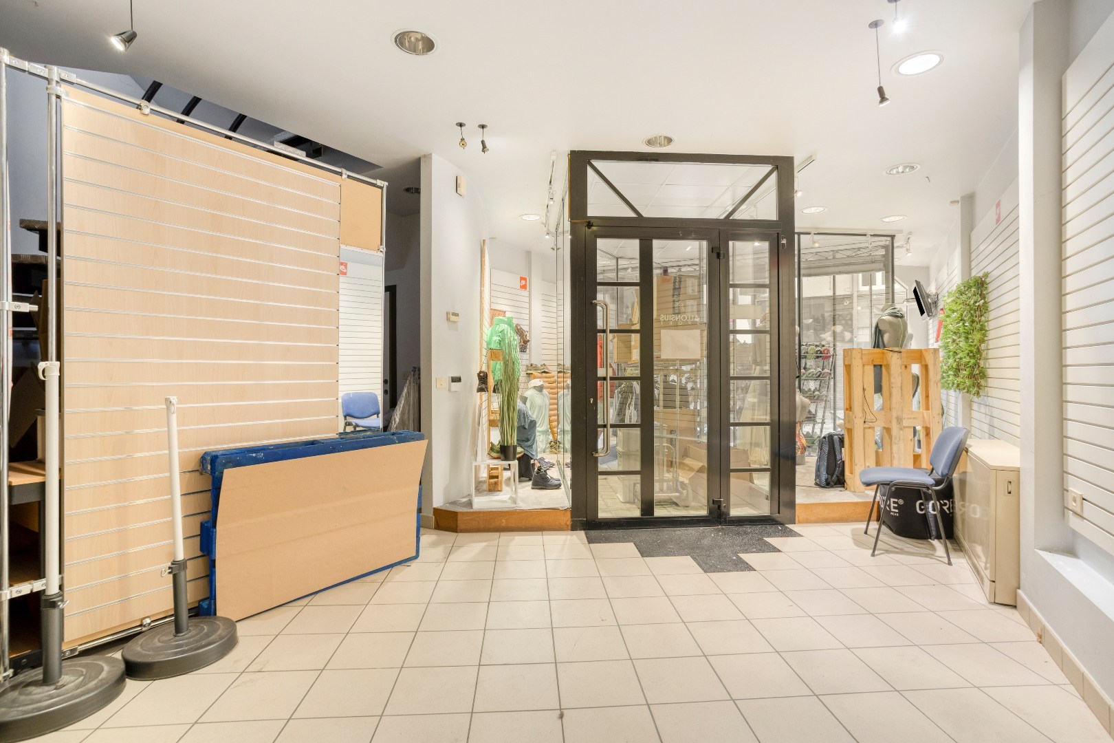 Handelspand met woonst te Halle-centrum 