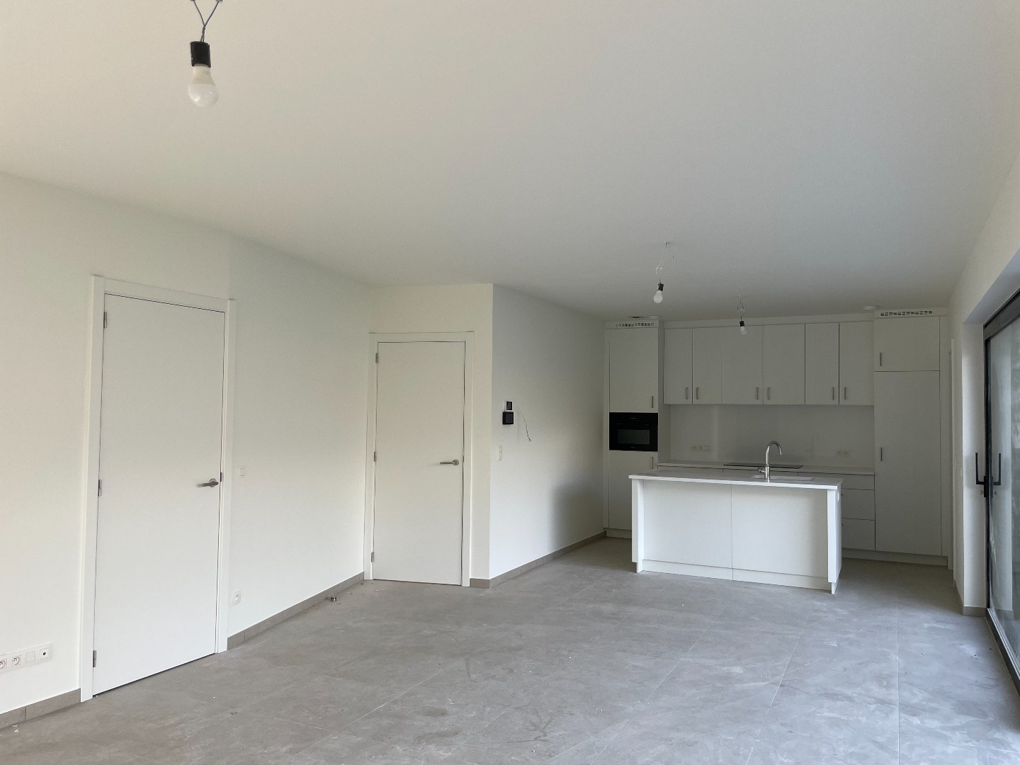 Nieuwbouwwoning met 3 slaapkamers inpandige garage , terras en tuin 