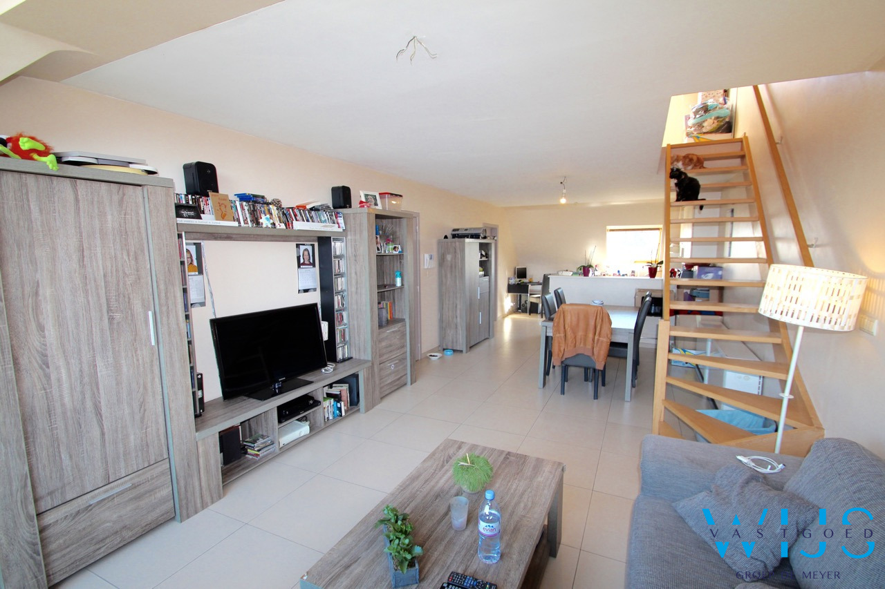 Lichtrijk dakappartement met aparte vrijstaande garage 