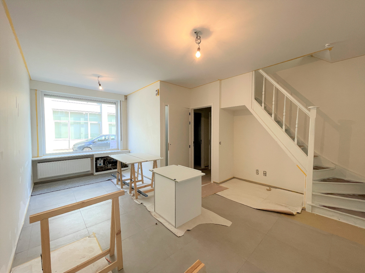 Gerenoveerde halfopen bebouwing met 3 slaapkamers en garage in centrum Roeselare 