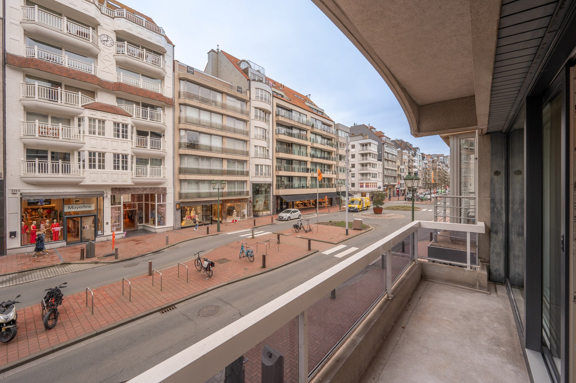 Prachtig gerenoveerd appartement met 3 slaapkamers centraal gelegen op de Lippenslaan te Knokke. 