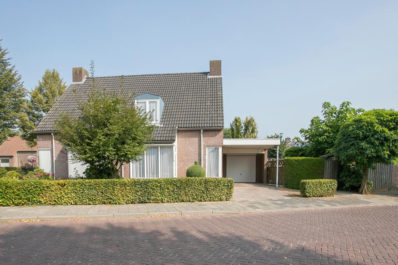 Halfvrijstaande woning met garage/carport gelegen op 275 m2 aan de Prs. Marijkestraat 7 te Bergeijk. 