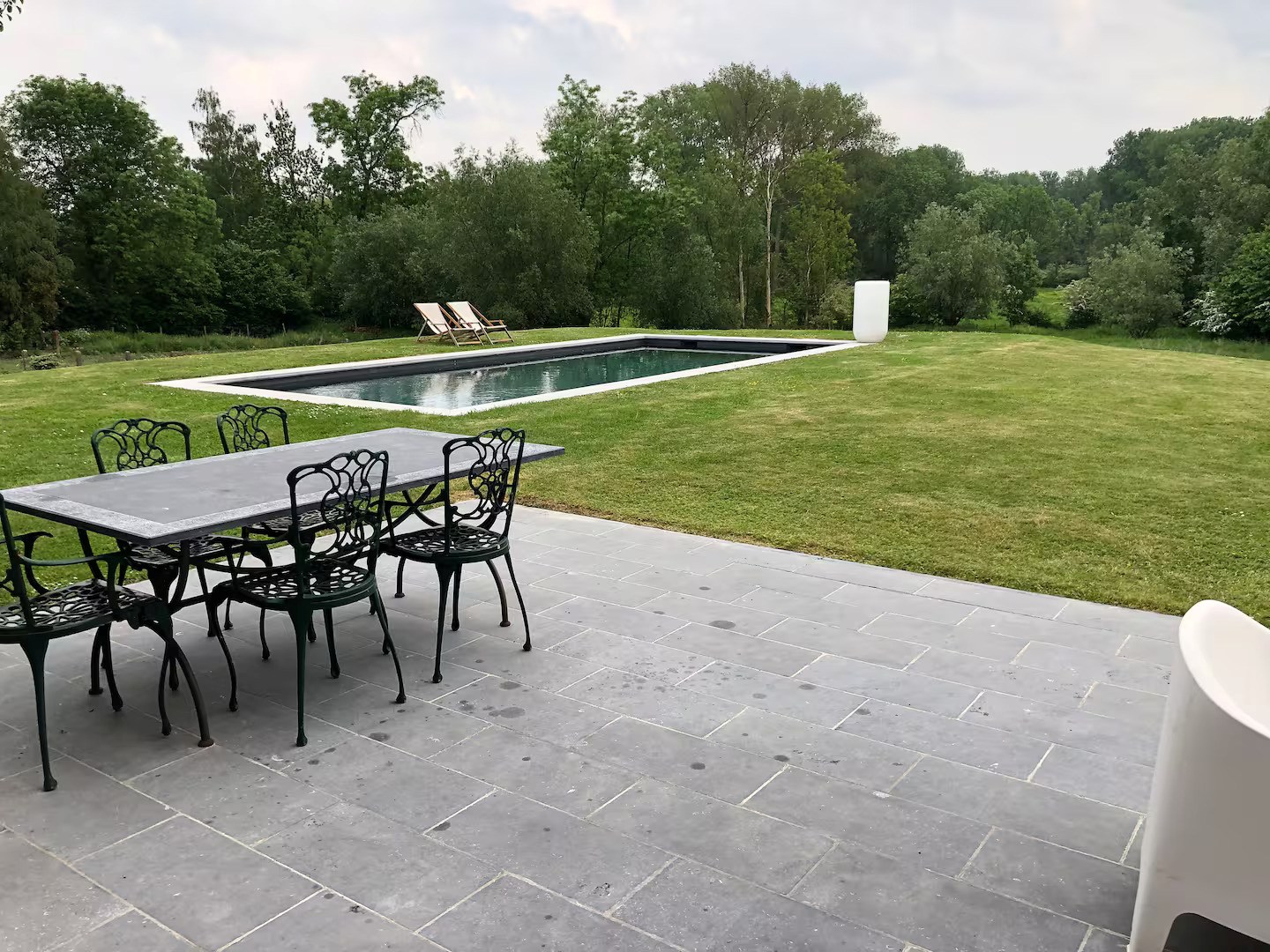 RUIME WONING VAN 390 m² MET GROTE TUIN EN ZWEMBAD 