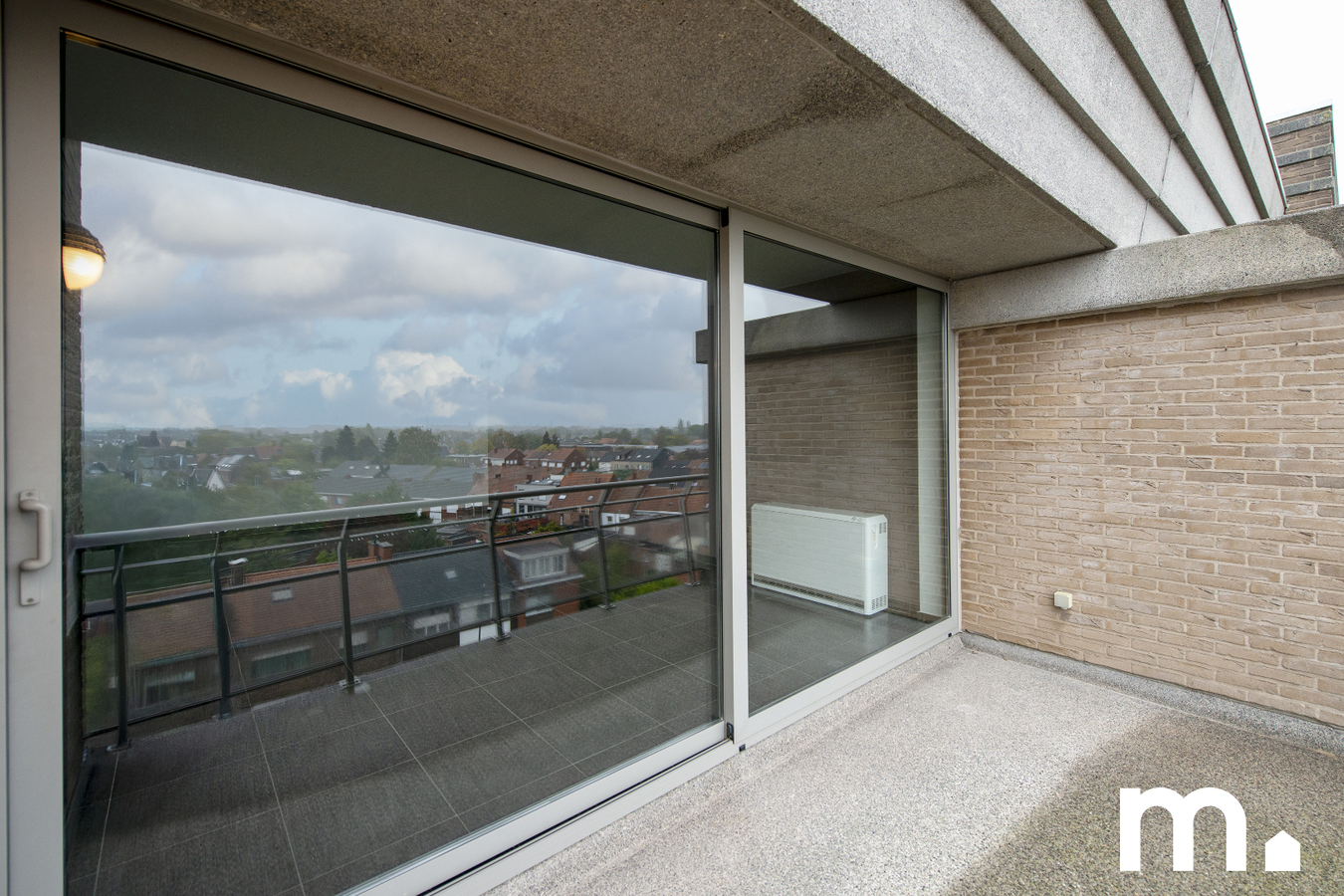 Instapklaar appartement met garage en privé parkeerplaats te koop in Roeselare ! 