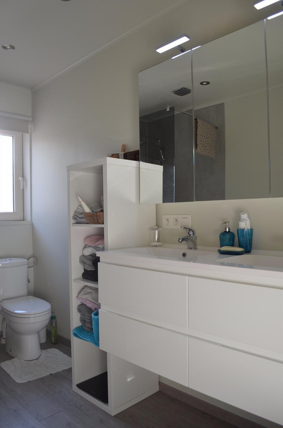 Ruime totaal gerenoveerde woning met 4 slpks (mogelijkheid tot 5) te Eeklo 