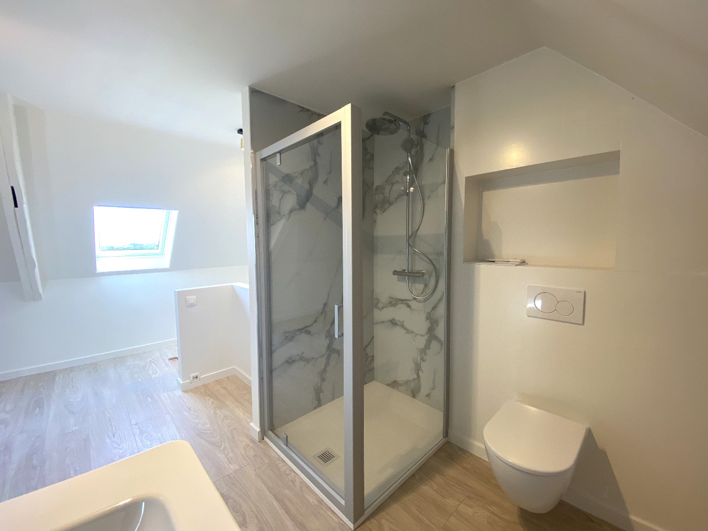 Volledig gerenoveerde centrumwoning in het hartje van Sint-Lodewijk op 442 m²! 