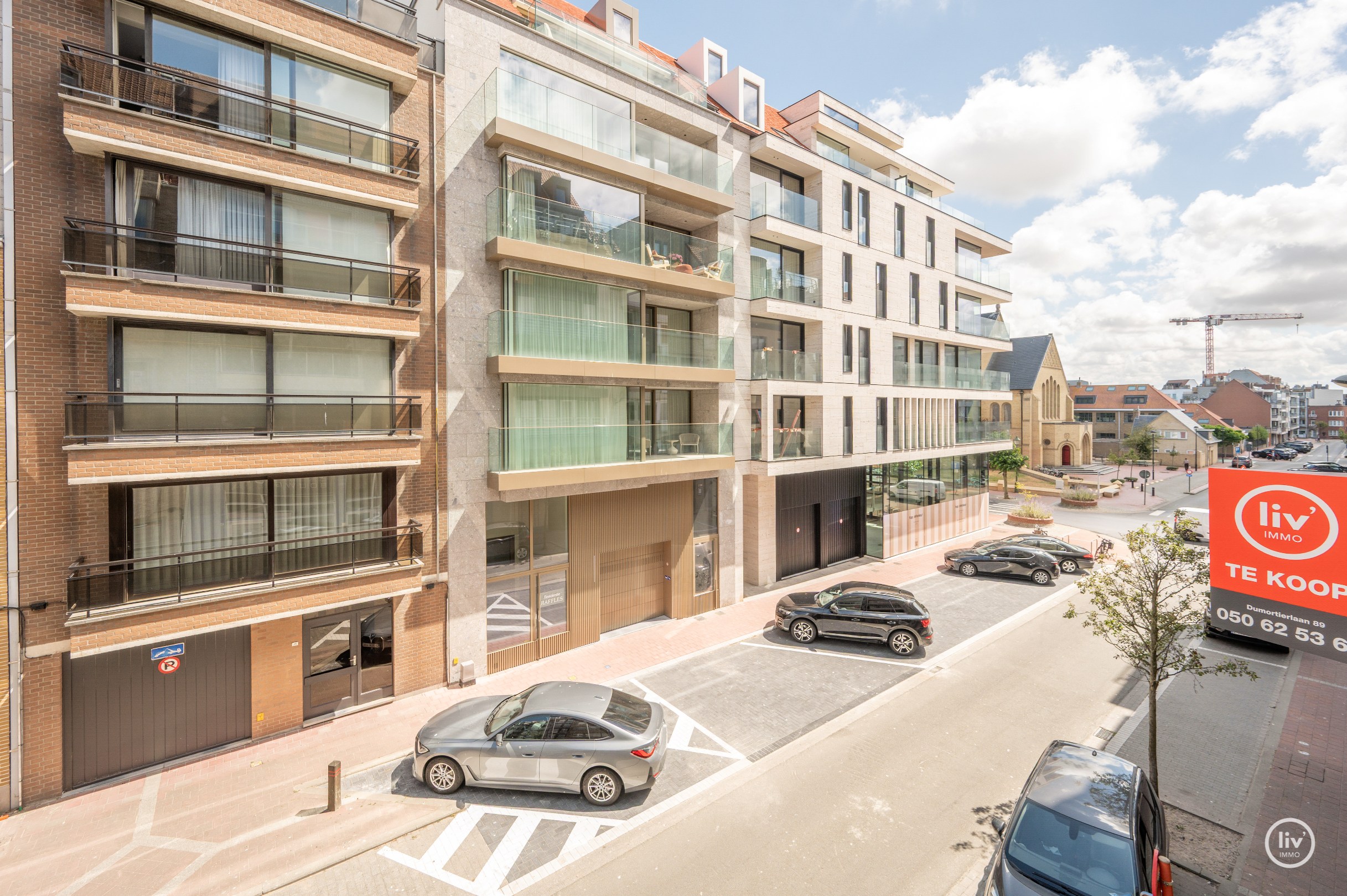 Ruim en récent (2011) appartement met 2 volwaardige slaapkamers op een topligging vlakbij de Dumortierlaan te Knokke. 