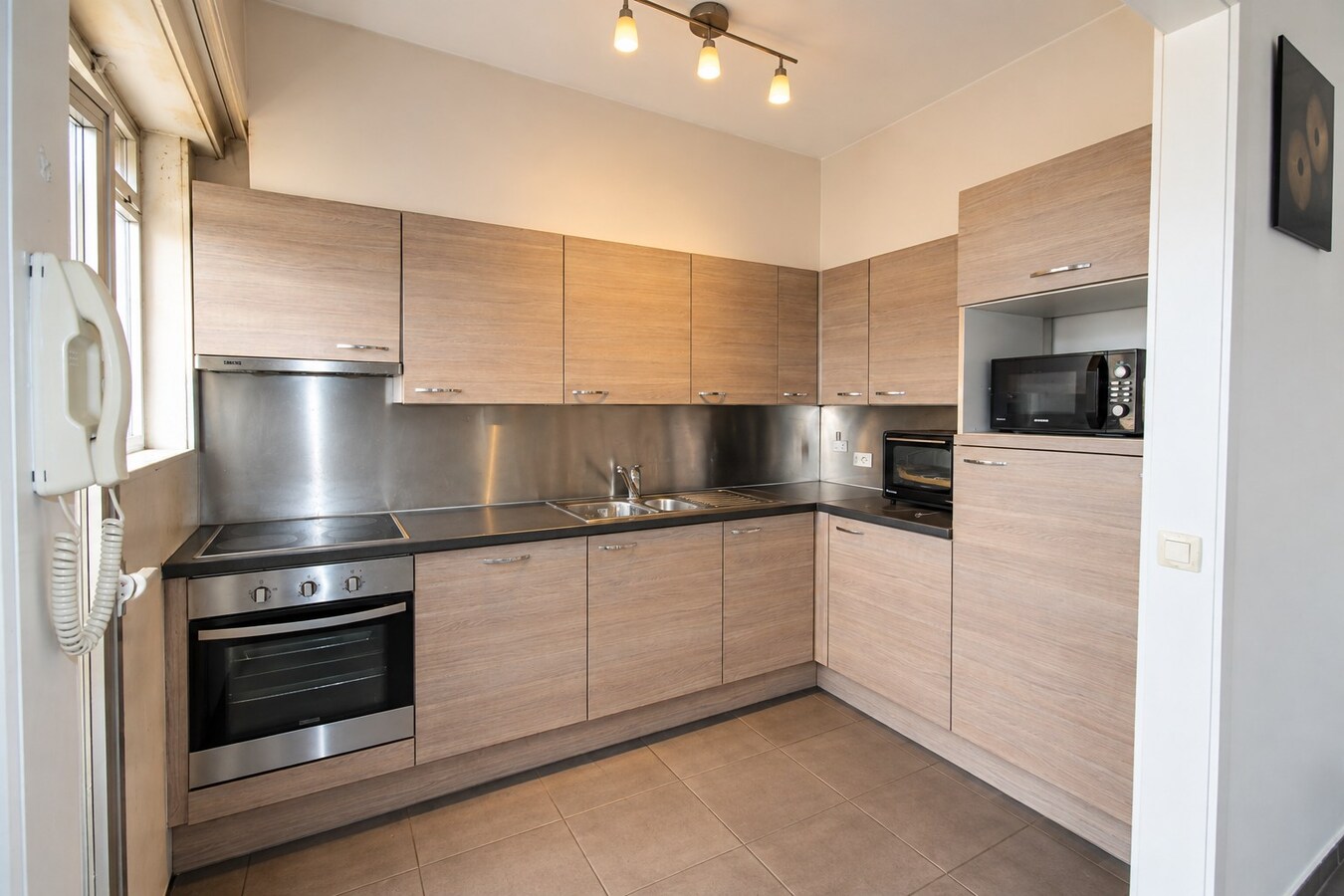 Te koop: Lichtrijk en instapklaar 2-slaapkamerappartement met terras en EPC-label C op gunstige ligging in Sint-Niklaas! 