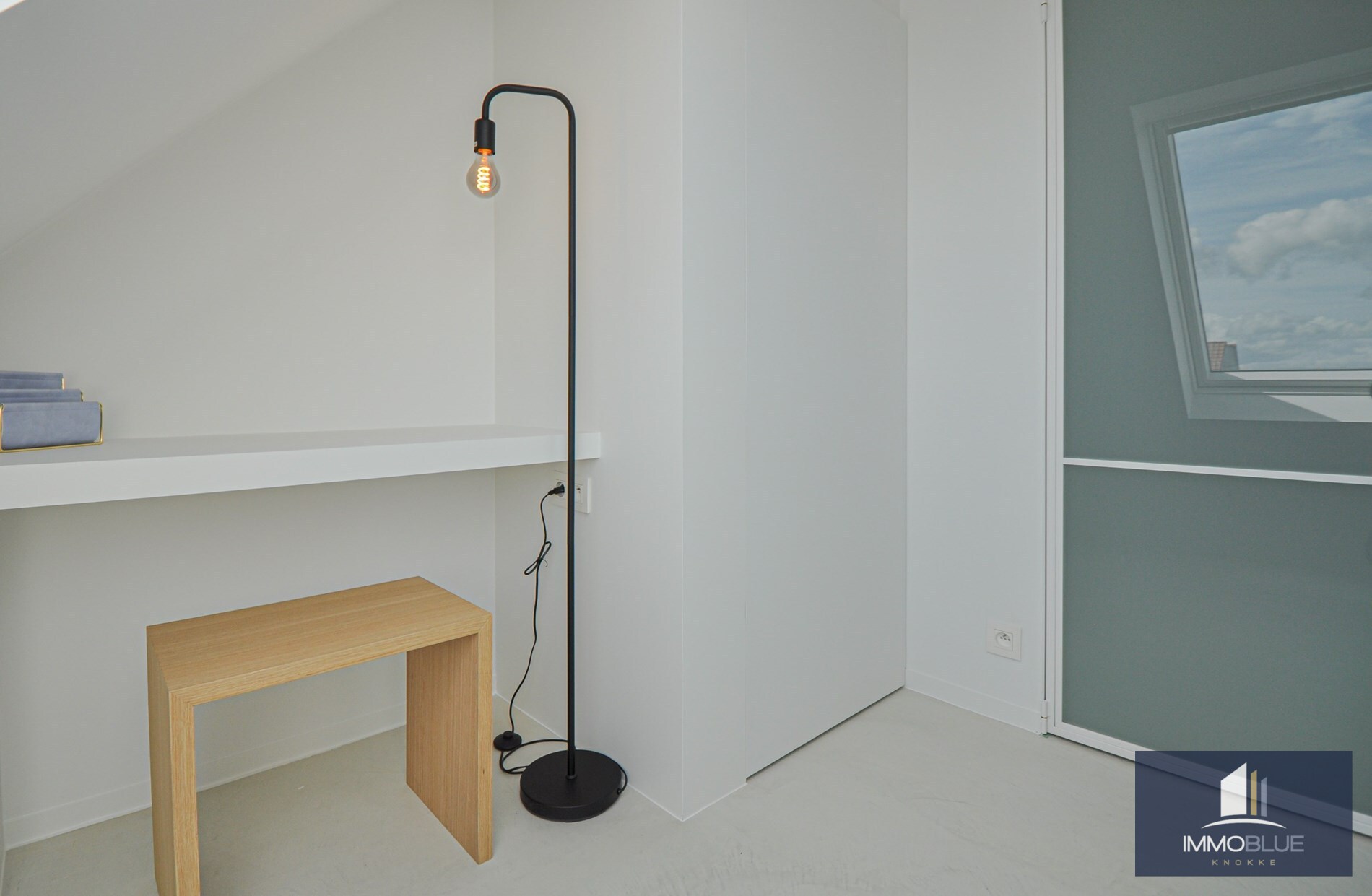 Appartement entièrement rénové avec une grande terrasse ensoleillée. 