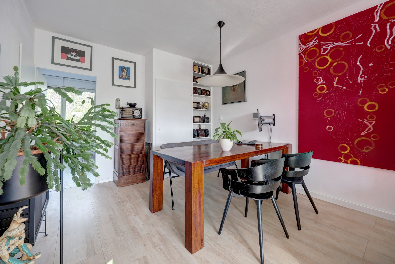 Woon-aanbieding 2 voor de prijs van één! Verrassend ruime 5-kamer woning, zonnige achtertuin, 2 keukens, 2 badkamers, parkeergelegenheid voor de deur.. 