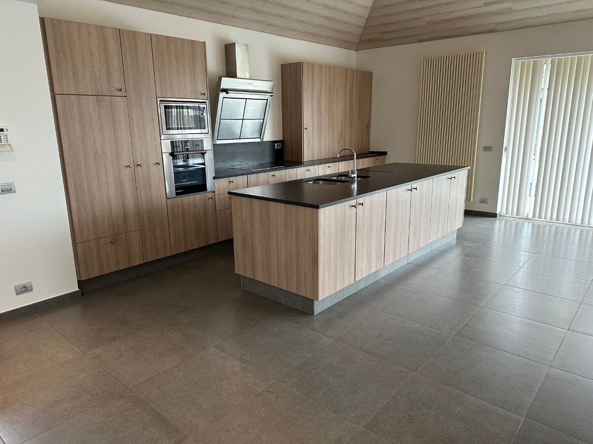 Alleenstaande woning met 3 slaapkamers, 3 garages en veel parkeermogelijkheid! 