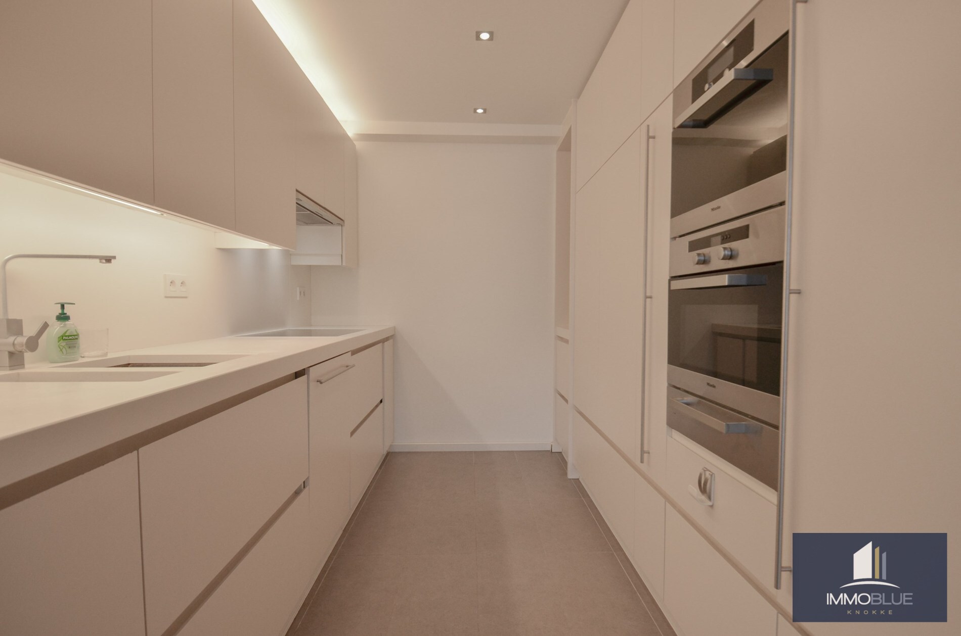 Duplex mezzanine lumineux et spacieux à louer, situé à deux pas de la mer. 