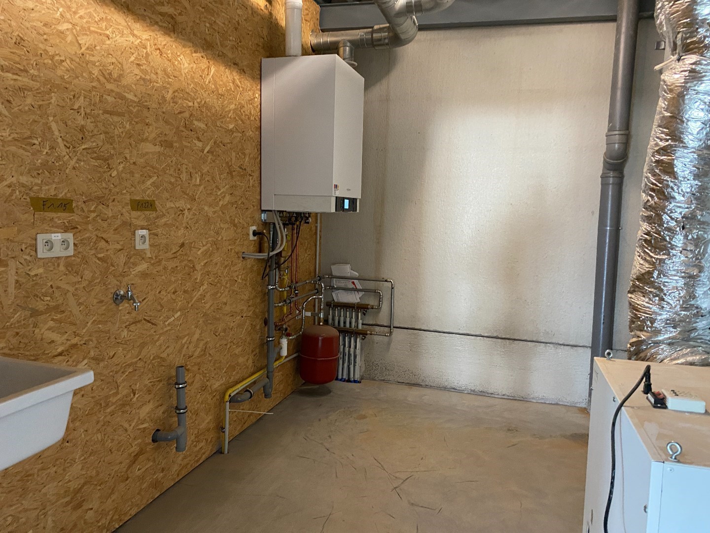 Kantoorruimte of atelier ruimte op de eerste verdieping met parkeerplaatsen te Olsene. 