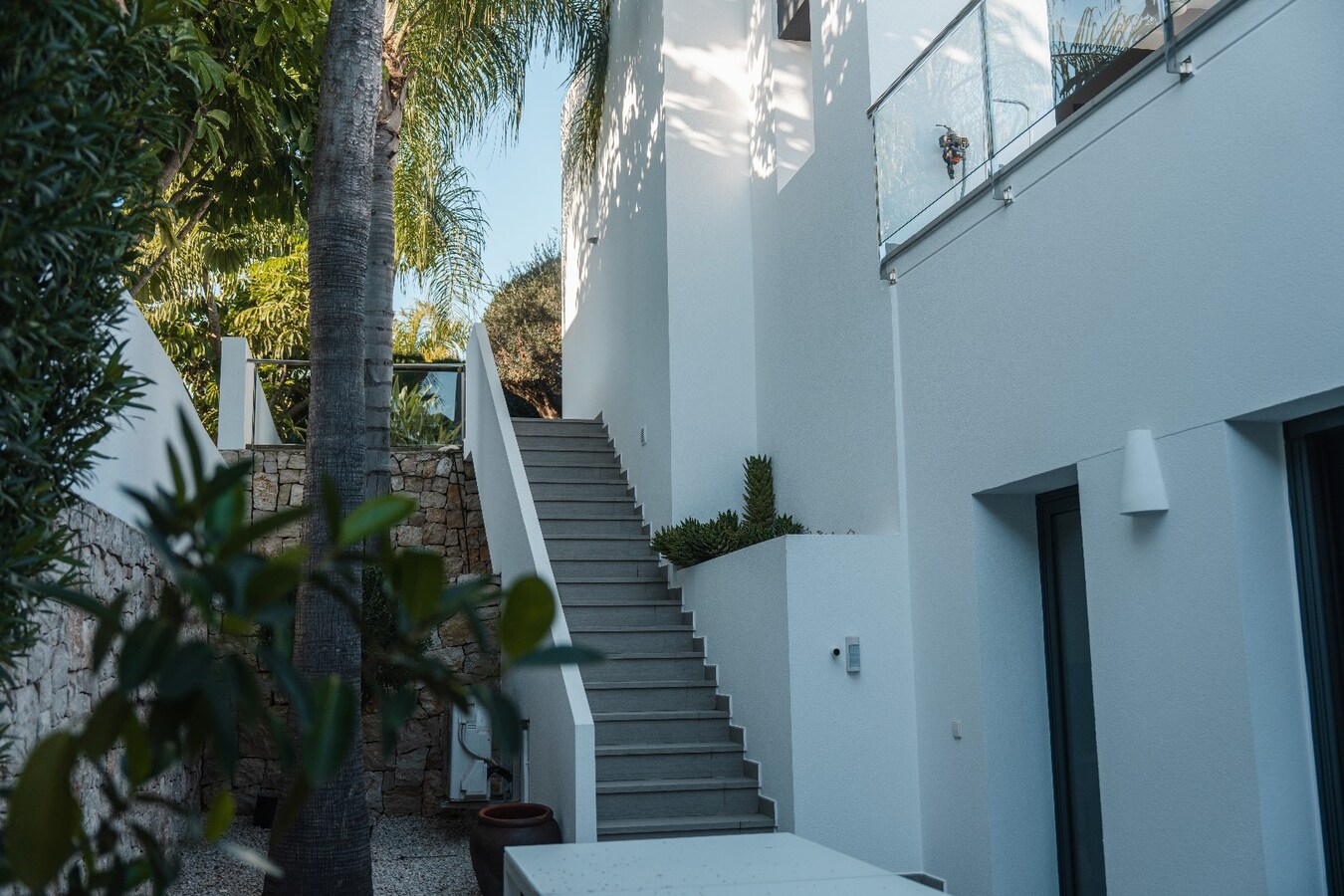 Deze uitzonderlijke villa biedt een unieke combinatie van luxe, volledige privacy en een prachtige zuidoriëntatie in het gegeerde Solpark. 