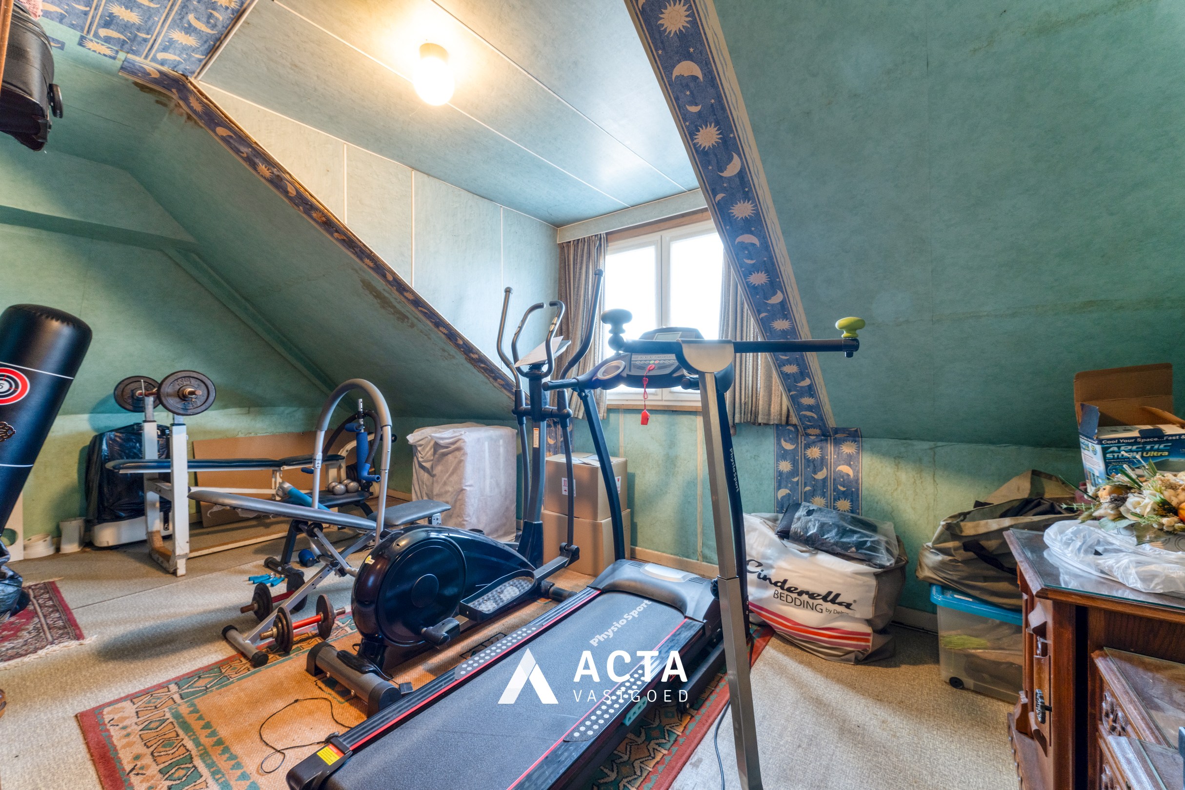 Halfopen bebouwing met vier slaapkamers en dubbele garage in Mariakerke 