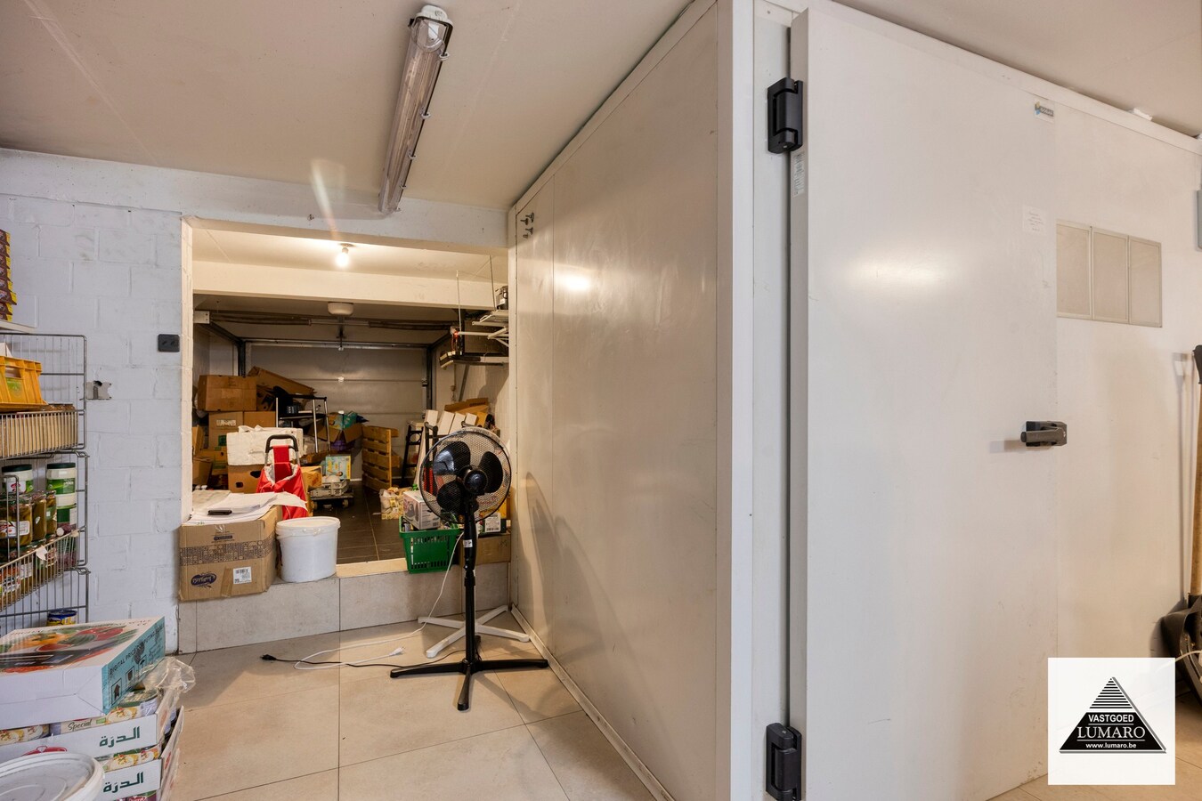 Handelsruimte 87 m² met opslag 64 m² en inpandige garage. 