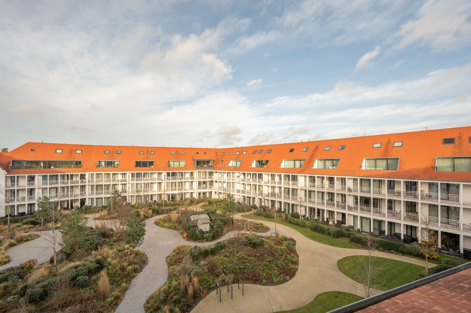Dit lichtrijke duplexappartement is gelegen in Duinenwater, combineert een praktische indeling met aangename buitenruimtes en een rustige ligging aan het water. 