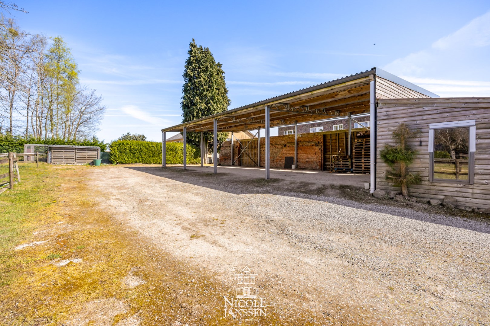 Grote overkapping, wat dienst kan doen als grote carport 