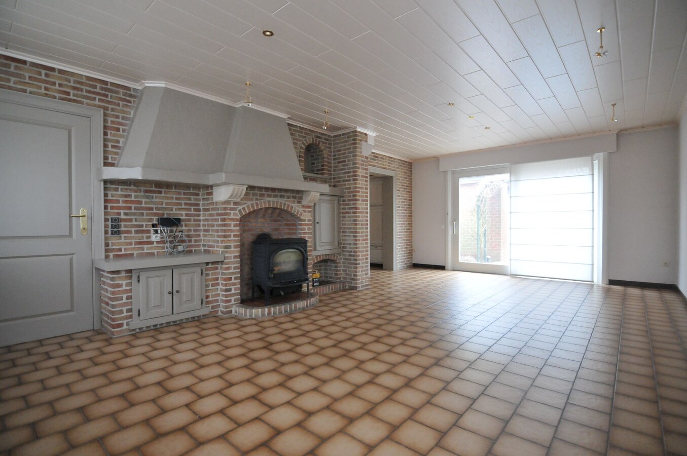 RUIME WONING MET TUIN EN GARAGE 