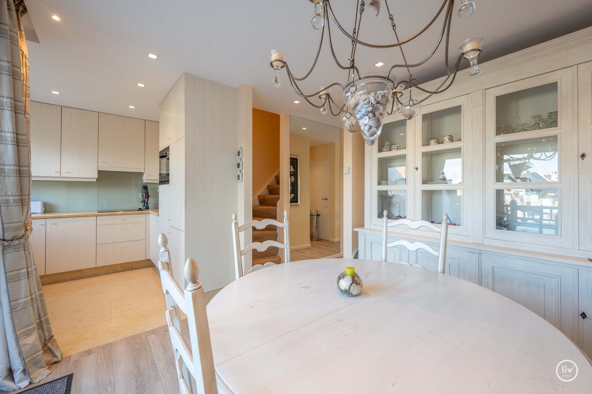 Uitzonderlijk dakappartement met een schitterend zonneterras en een prachtig open zicht over de villa's van het Zoute, gelegen tussen het centrum van Knokke. 