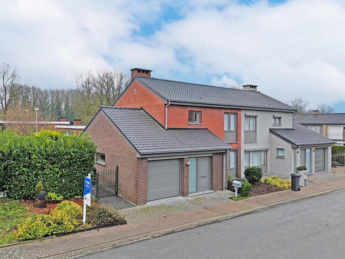 Op te frissen HOB met garage en tuin te Bijloke 