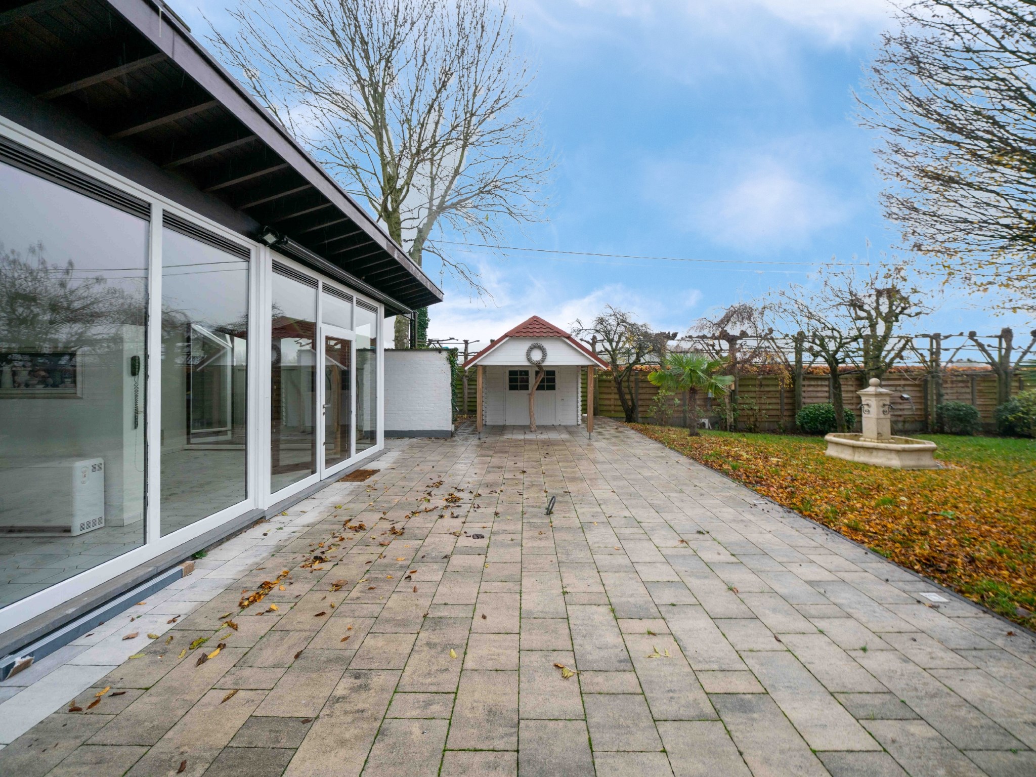 Villa met dubbele garage verscholen in het groen 