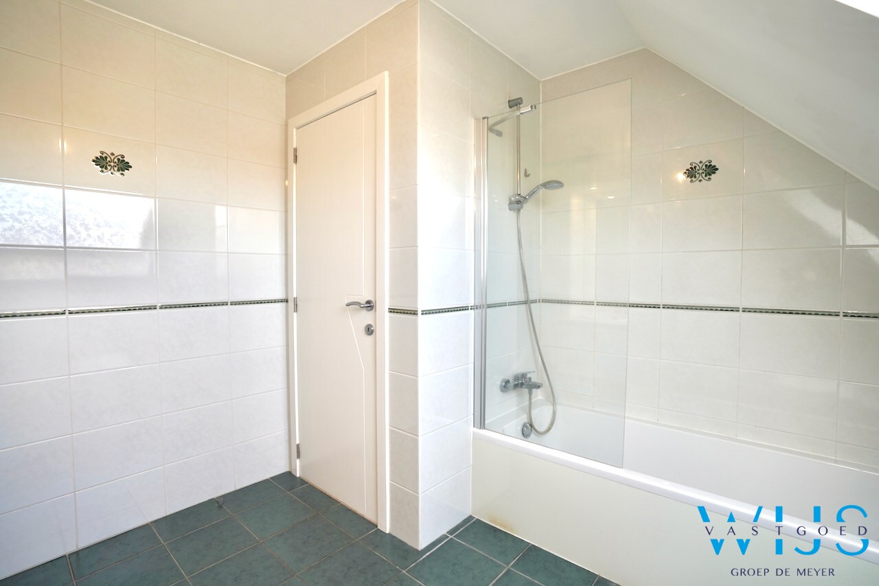 Instapklaar woonhuis in woonwijk te Eeklo! 