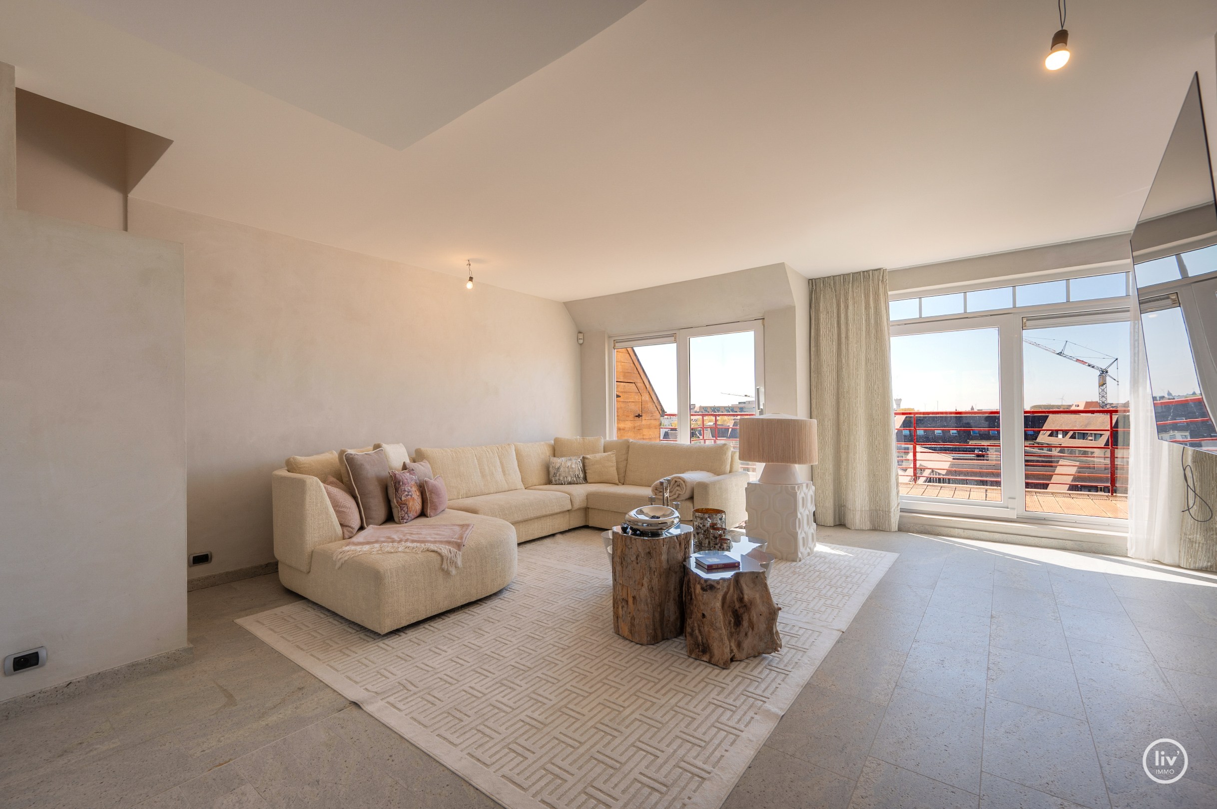 Prachtig en ruim 3-slaapkamerappartement met mooie terrassen en magnifiek open zicht alsook zeezicht.. 