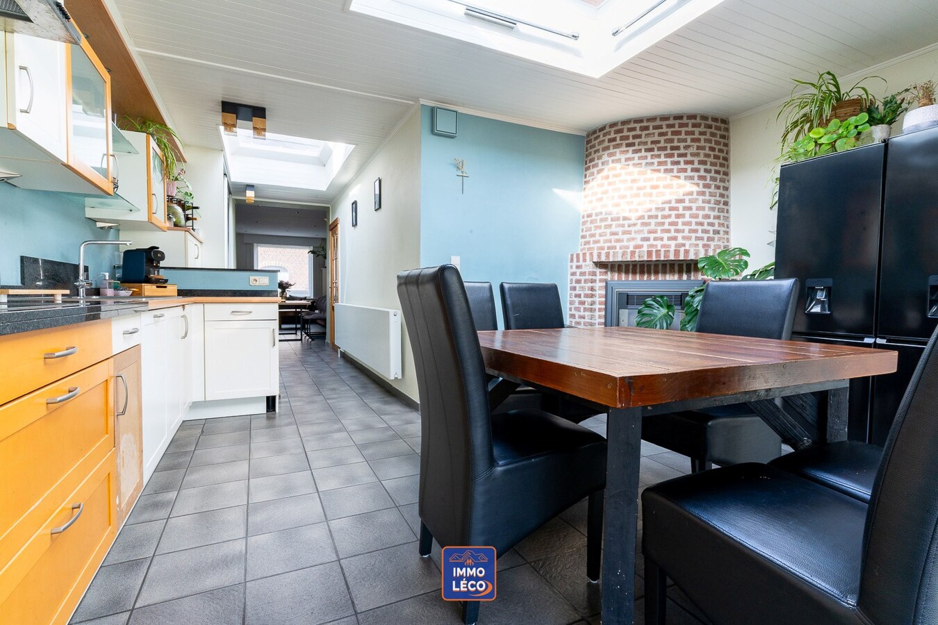 Maison rénovée érigée sur un terrain de 1448m² avec grand parking privatif, TOP SECTEUR 