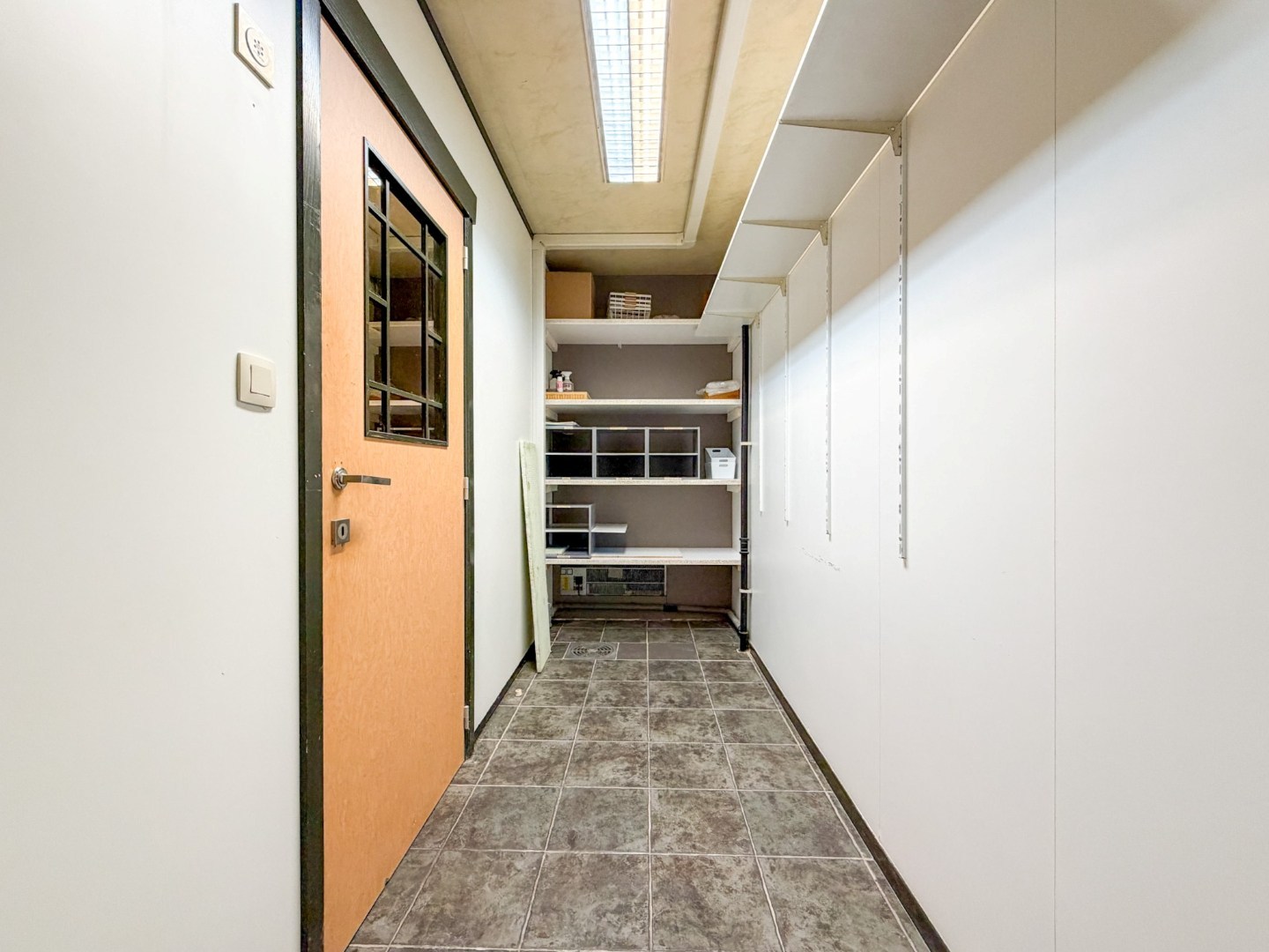 Sas tussen winkel en atelier