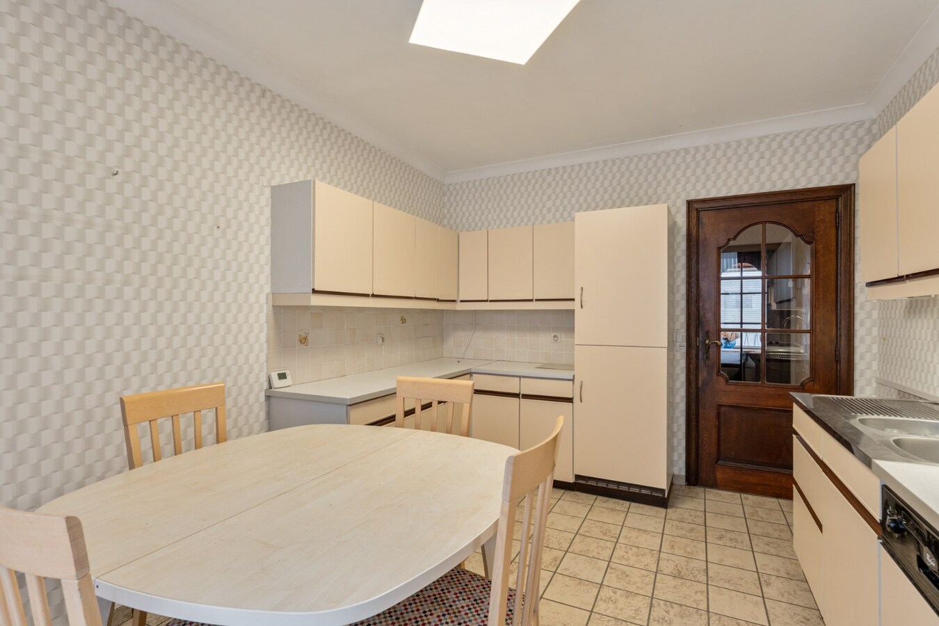 Centraal gelegen gebouw bestaande uit een handelspand op het gelijkvloers en een bovenliggend duplex-appartement! 