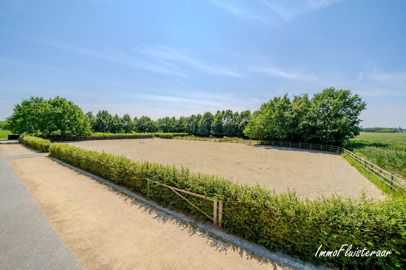 Unieke hippische accommodatie met 5 appartementen/studio’s op ruim 2,5 ha te Amougies (Henegouwen) 