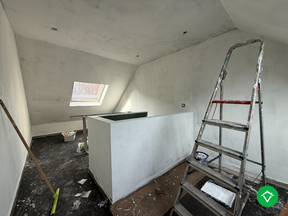 Op te frissen rijwoning met 3 slaapkamers in centrum Roeselare 