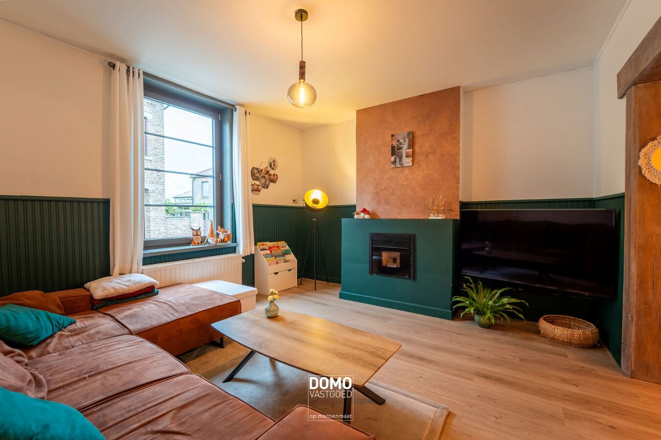 RUIME, INSTAPKLARE EN GERENOVEERDE WONING MET KANTOORGEBOUW INCLUSIEF PARKEERGELEGENHEID, TUIN EN ZWEMBAD TE MIELEN BOVEN AALST (GINGELOM) 