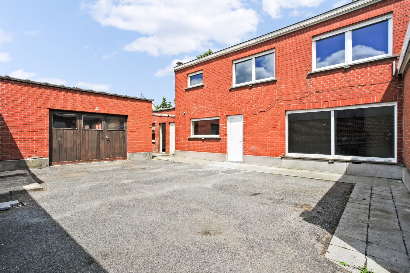 Ruime handelspand met woonst op commerciële ligging 