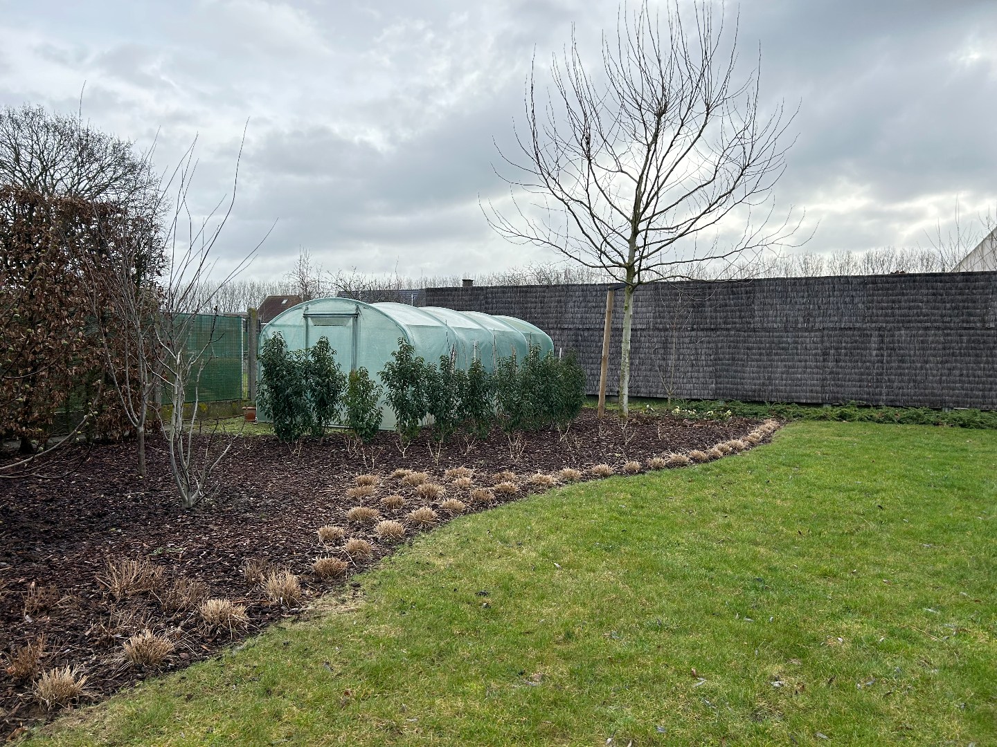 Volledig gerenoveerde woning met winkelruimte, garage en tuin op 1.280m² 