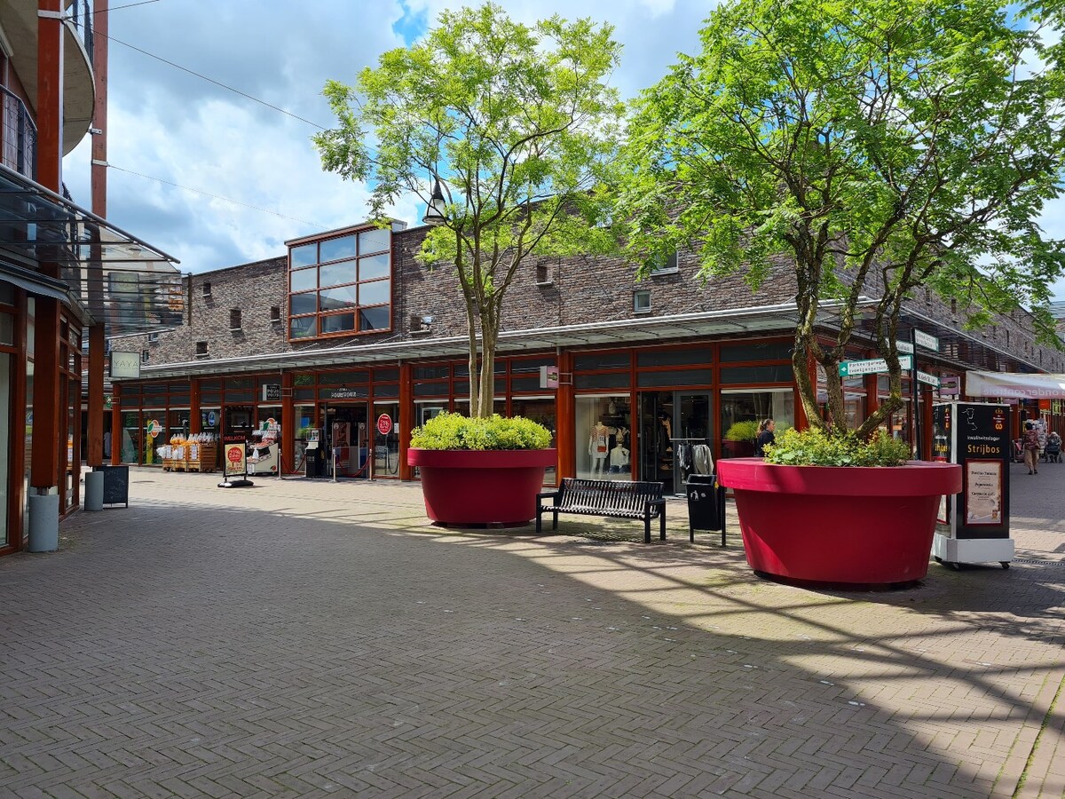Modern winkelpand / broodjeszaak / restaurant / lunchroom op een A1-locatie in het centrum van Goirle aan de Hovel 34 