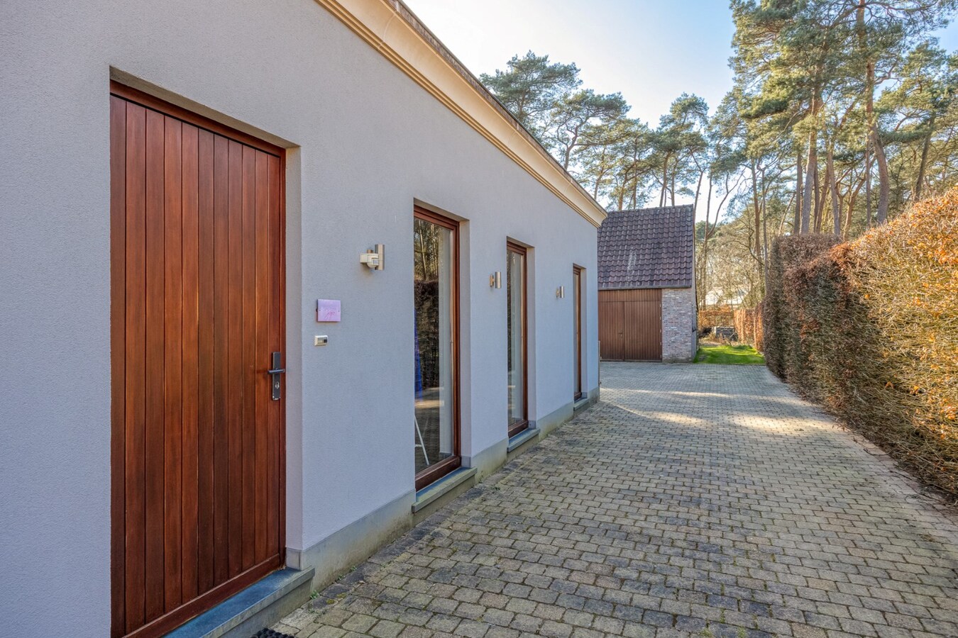 Prachtige villa met 3 slaapkamers en praktijk/kangoeroewoning met ZW-tuin op 1.892 m² 